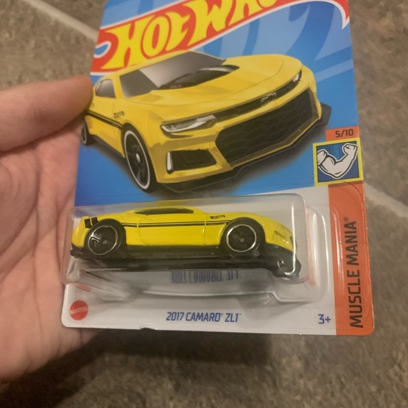 2023 Hot Wheels #135 Muscle Mania 2017 Camaro ZL1 Yellow - Picture 2 of 3